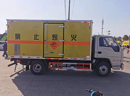 海拉尔爆破器材运输车工人安全操作规范与智能技术保障
